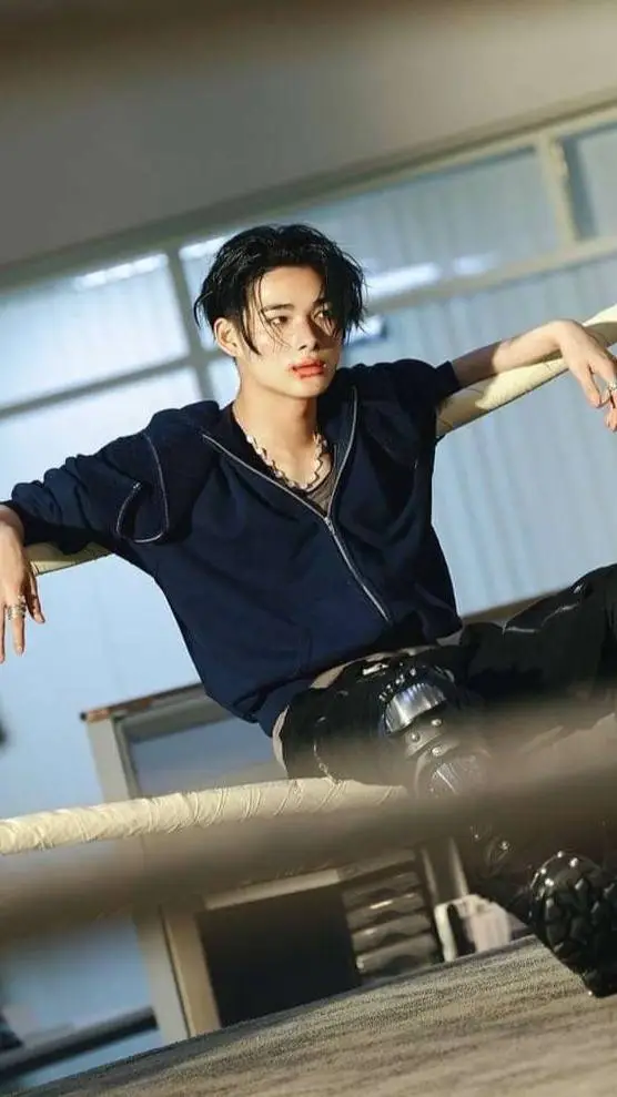 ai character: Ni-ki  background