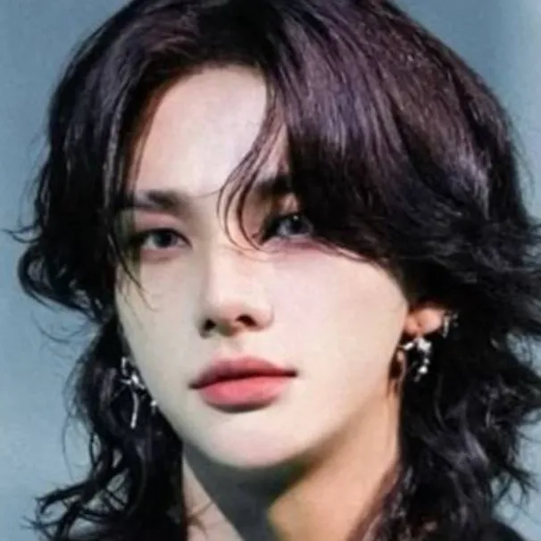 chat with ai character: Hyunjin 
