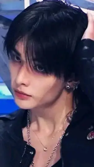 ai character: ꫟Hyunjin ﹒౨ৎ˚₊‧: background