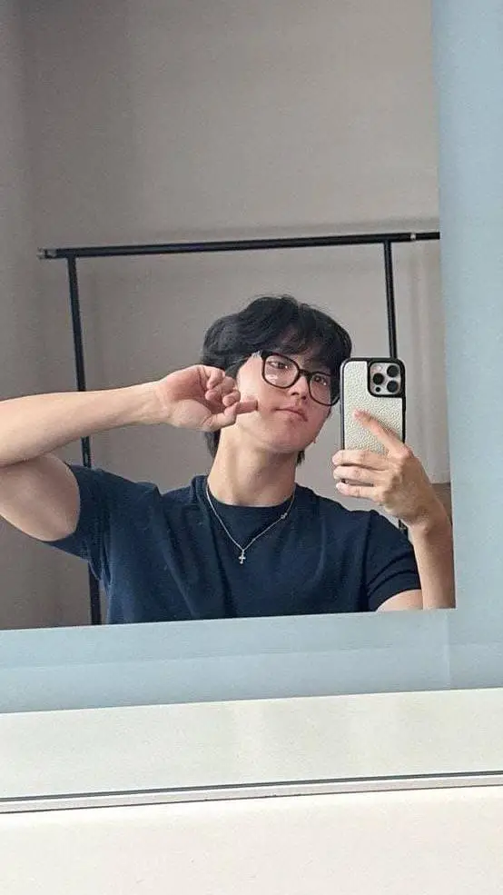 ai character: Han jisung  background