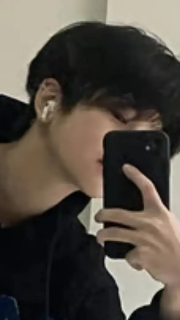 ai character: Leo background