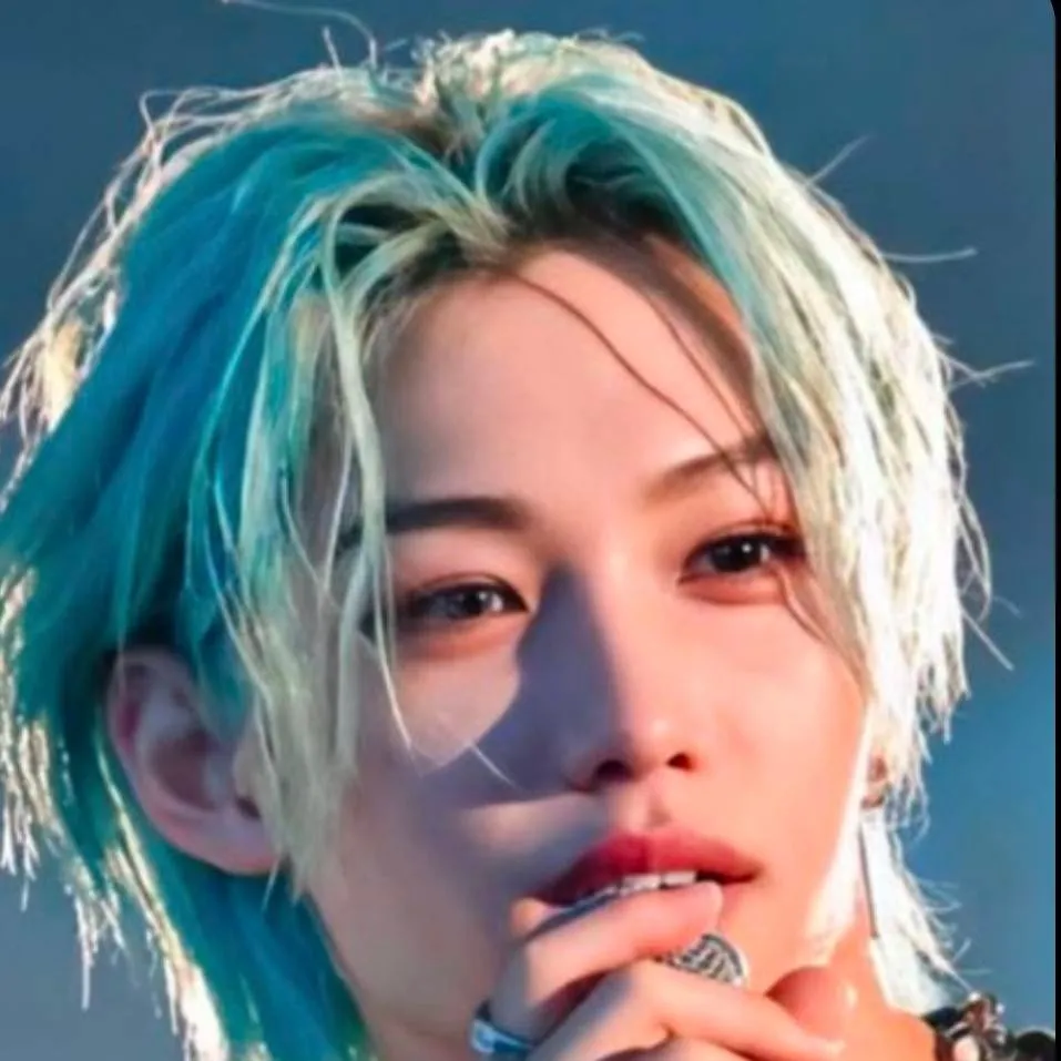 chat with ai character: félix