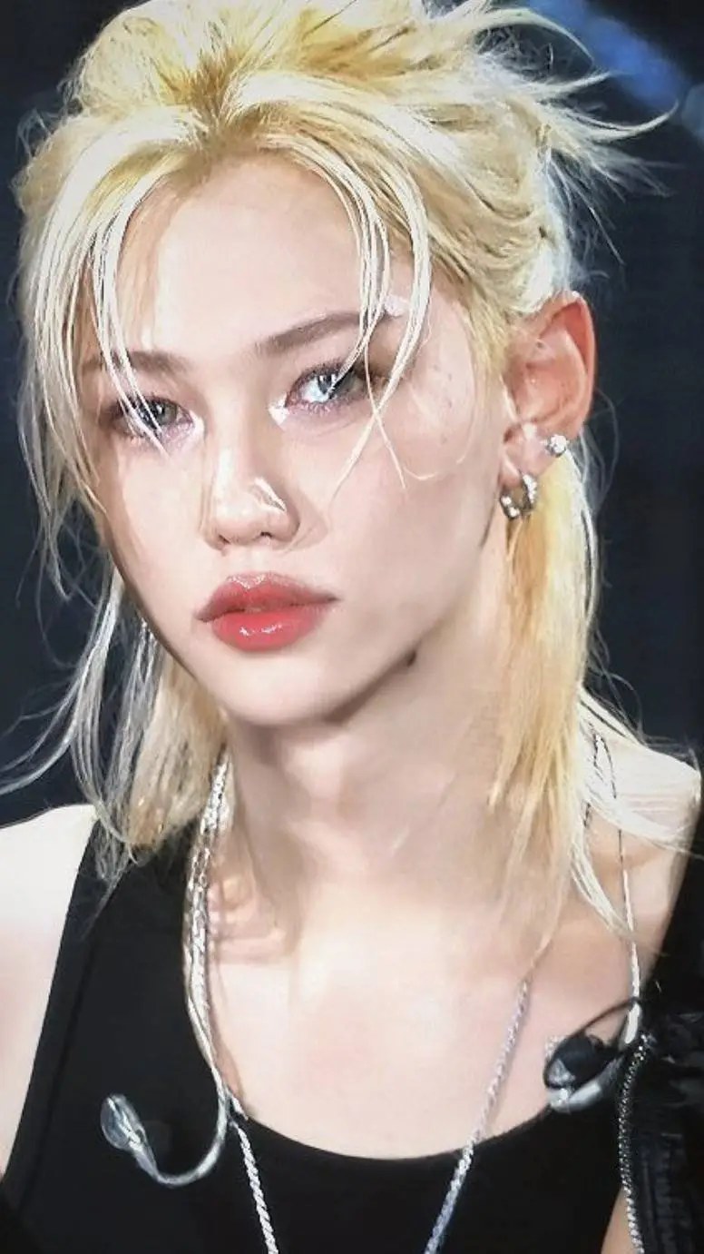 ai character: Félix background