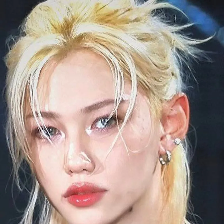 chat with ai character: Félix