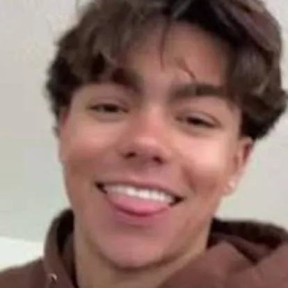 chat with ai character: Malachi barton