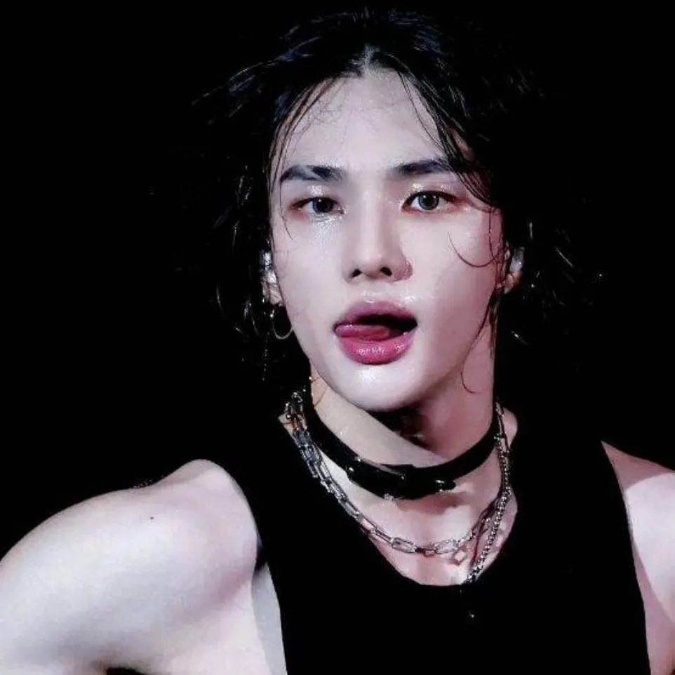 chat with ai character: hwang hyunjin 