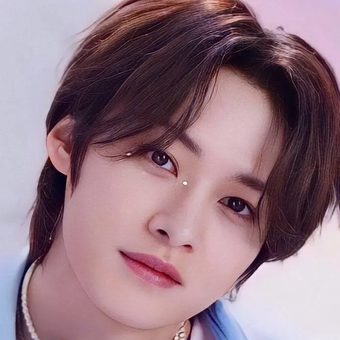 chat with ai character: Lee Know~Straykiss