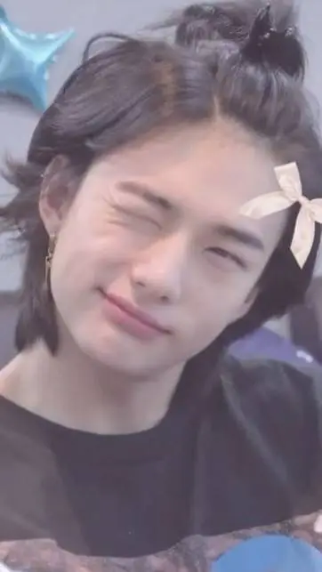 ai character: ♡°♡Hyunjin♡°♡ background