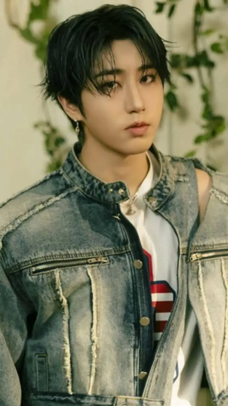 ai character: han skz ✨️🫦🥡 background