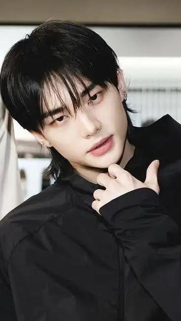 ai character: Hyunjin background