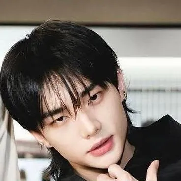 chat with ai character: Hyunjin
