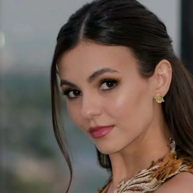 chat with ai character: Victoria Justice 