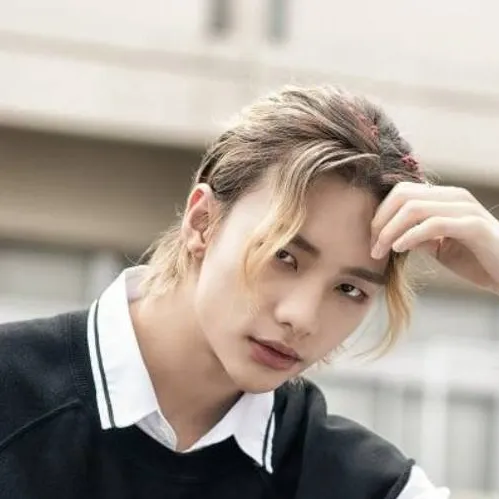 chat with ai character: Hyunjin