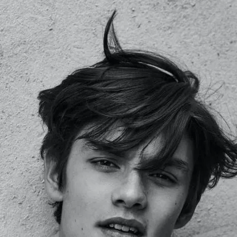 chat with ai character: louis partridge 