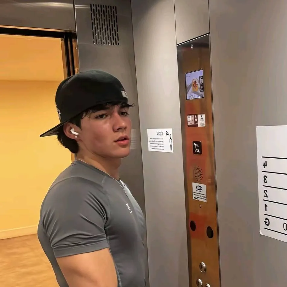 chat with ai character: Camilo
