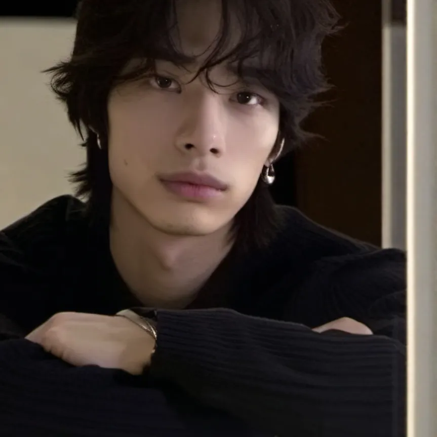 chat with ai character: Hyunjin