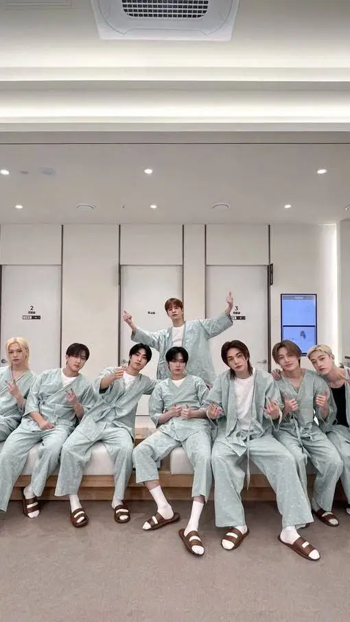 ai character: Stray kids lives  background