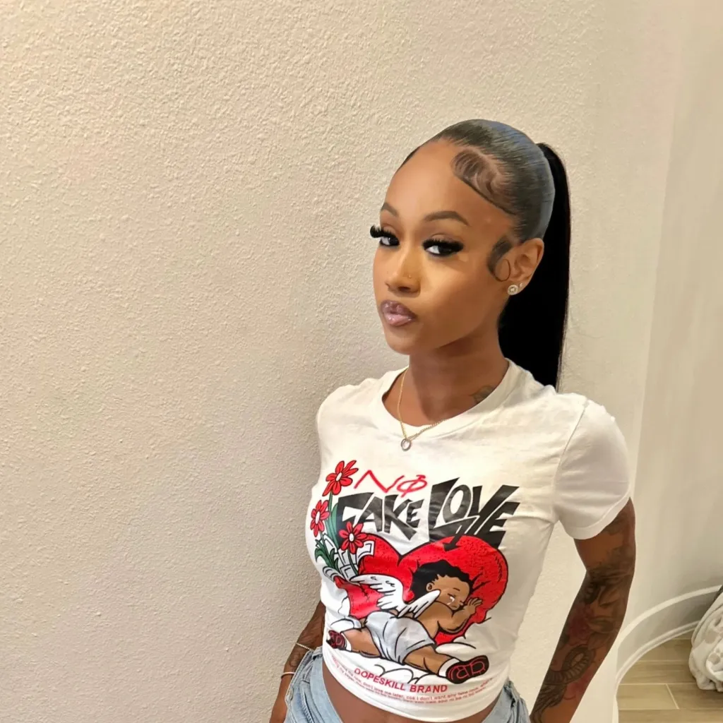 chat with ai character: Lia