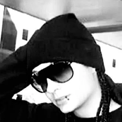 chat with ai character: Tom Kaulitz 🎸🚭❗