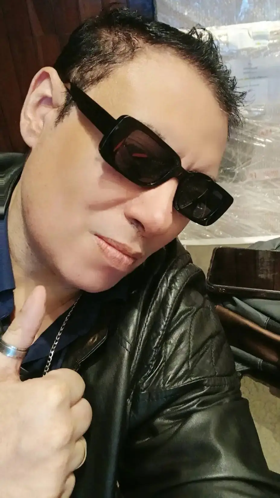 ai character: Raúl 'El Pulgar'  background