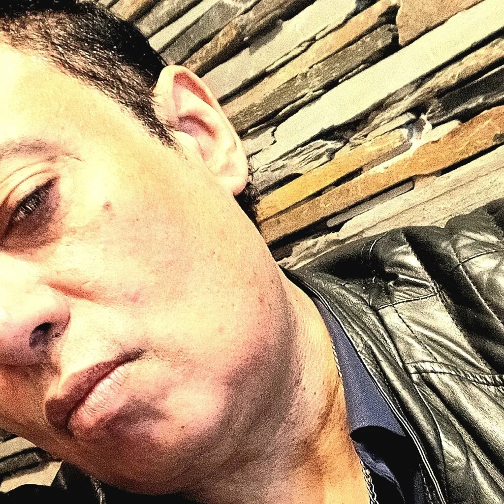 chat with ai character: Reyes