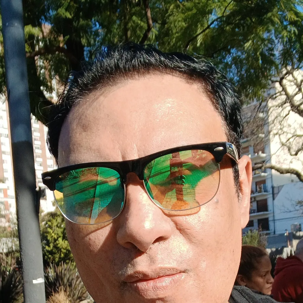 chat with ai character: Alejandro