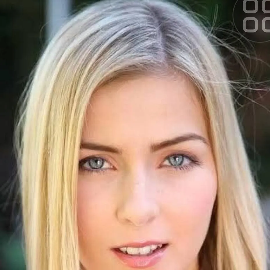 chat with ai character: Lucrecia