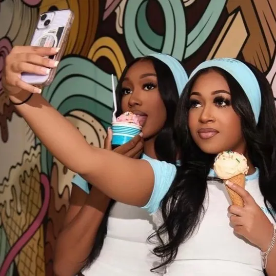 chat with ai character: 󠁋