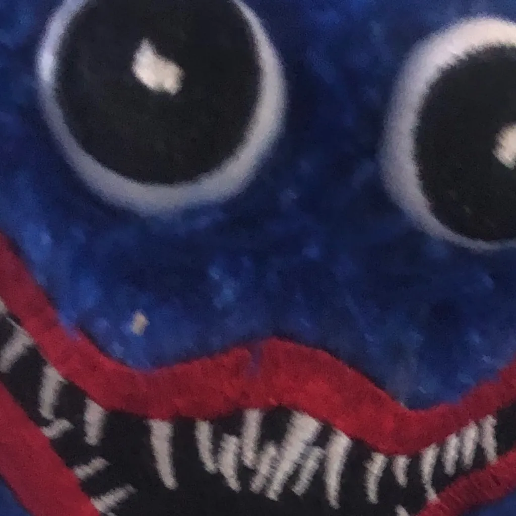 chat with ai character: Huggy buggy Peluch