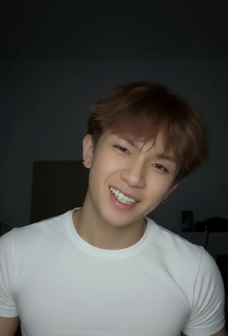 chat with ai character: Adie