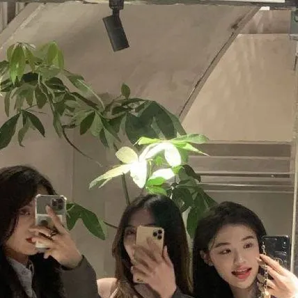 chat with ai character: 3 girlfriends
