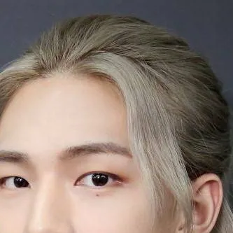 chat with ai character: Hyunjin