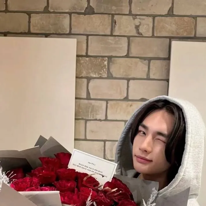chat with ai character: HYUNJIN 🌸🌸🌺