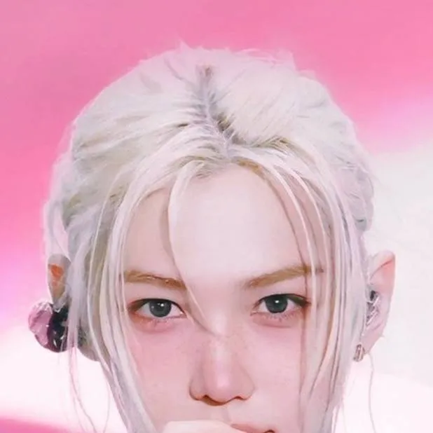 chat with ai character: Felix