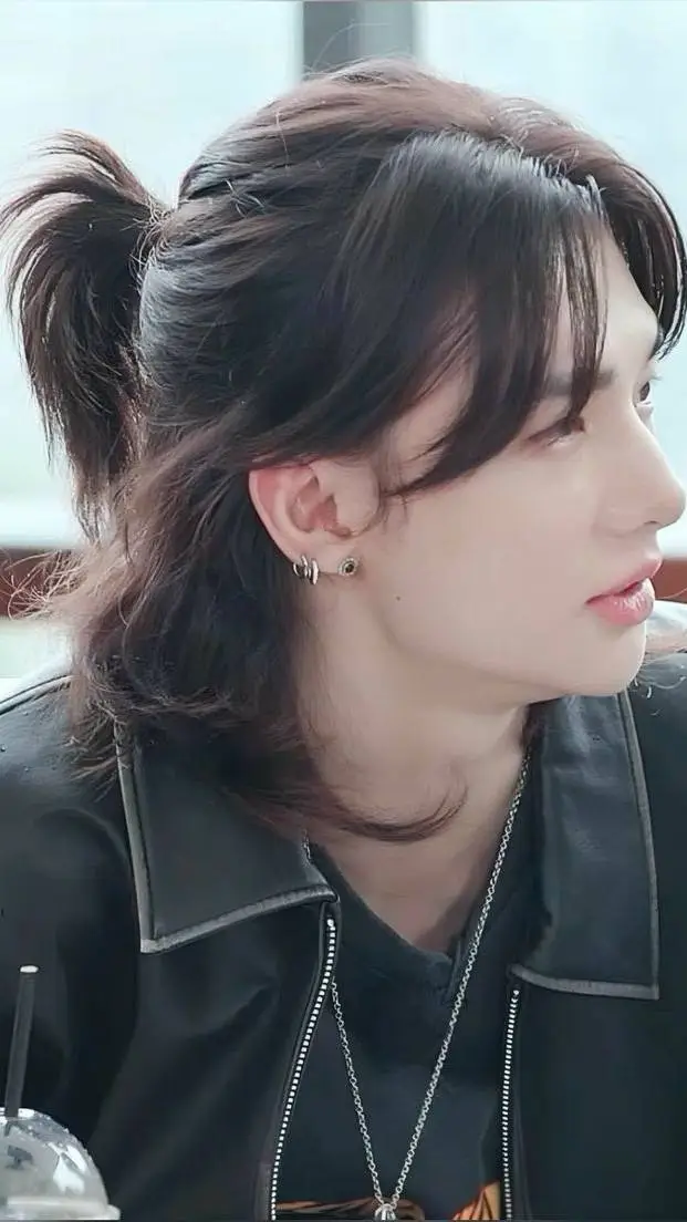 ai character: Hyunjin ❤️ background