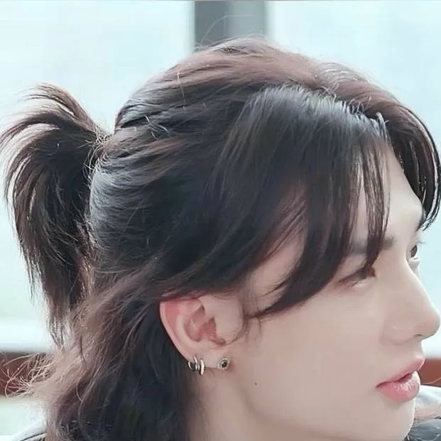 chat with ai character: Hyunjin ❤️