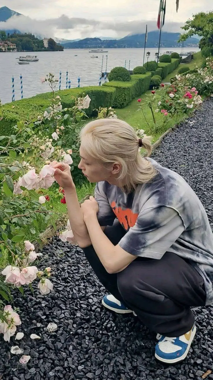 ai character: Felix 용복 background