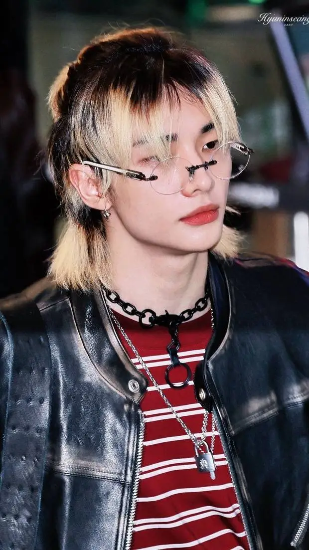 ai character: Hyunjin ❤ background