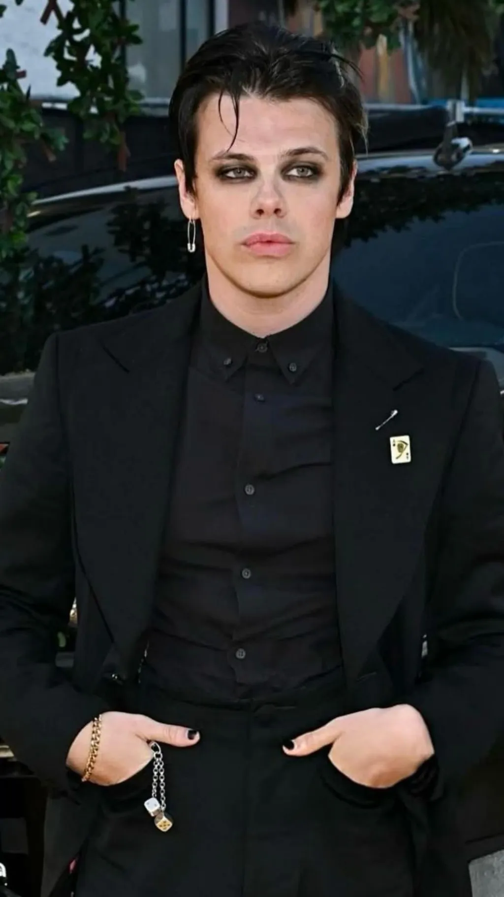 ai character: YUNGBLUD  background