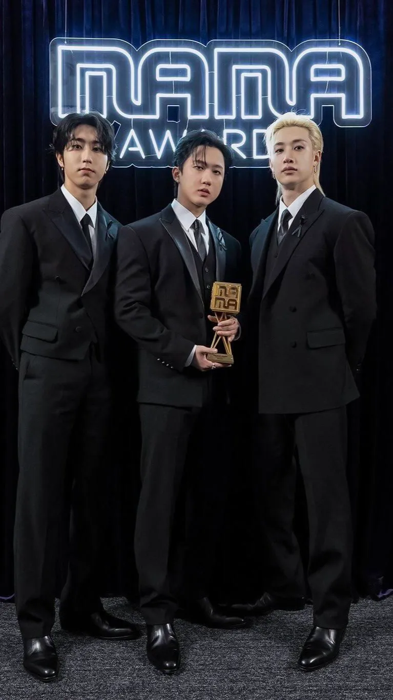 ai character: 3RACHA AIRPORT  background