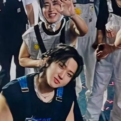 chat with ai character: Bangchan concert