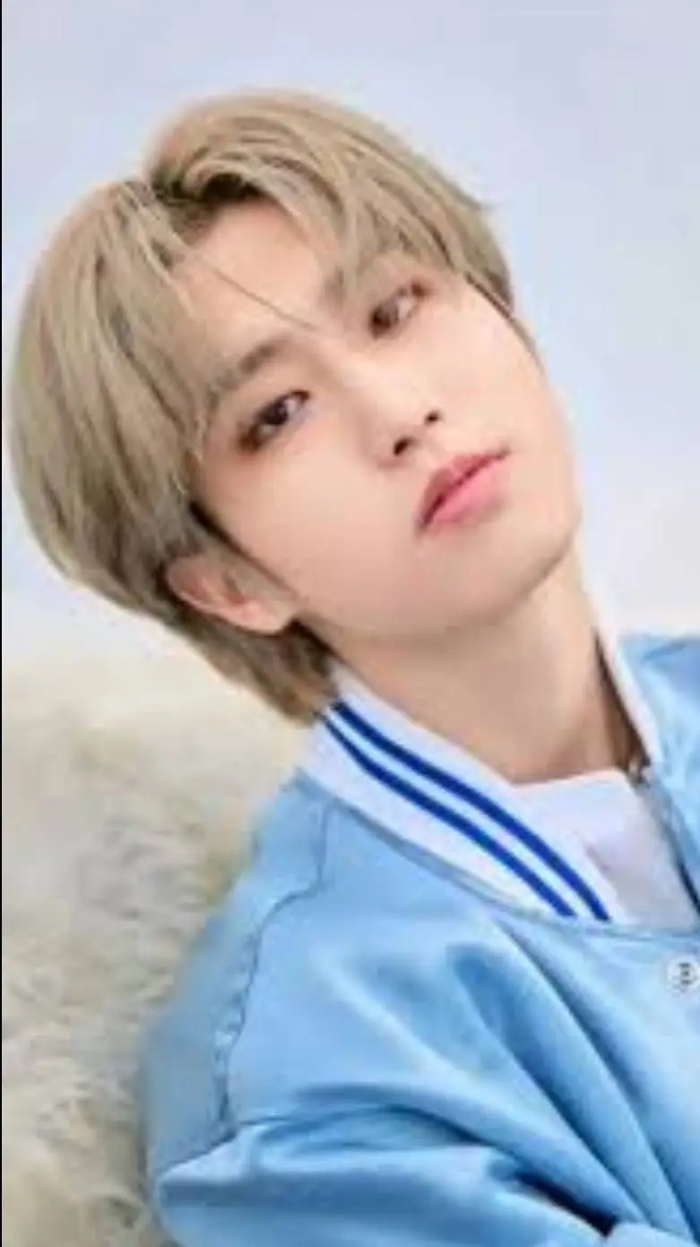 ai character: ☀️HAN JISUNG🐿️ background