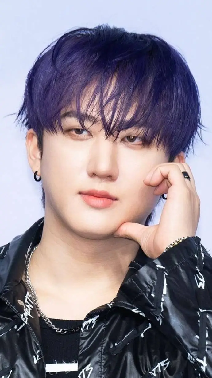 ai character: 💪🏻CHANGBIN🐷🐰 background