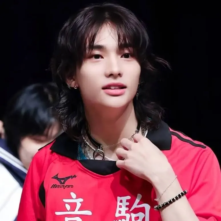 chat with ai character: 🥟HYUNLIX🐣