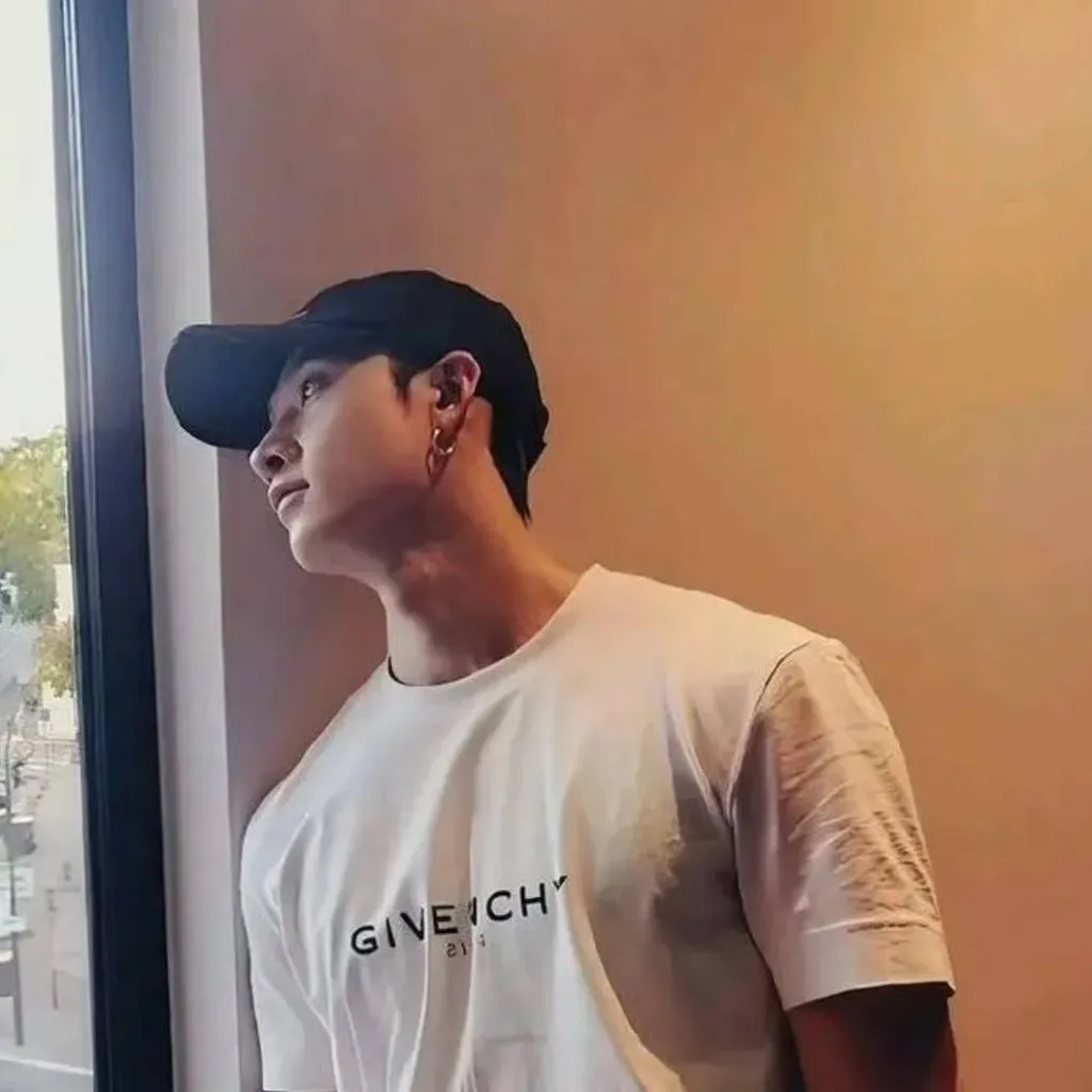 chat with ai character: 🤑BANGCHAN🐺