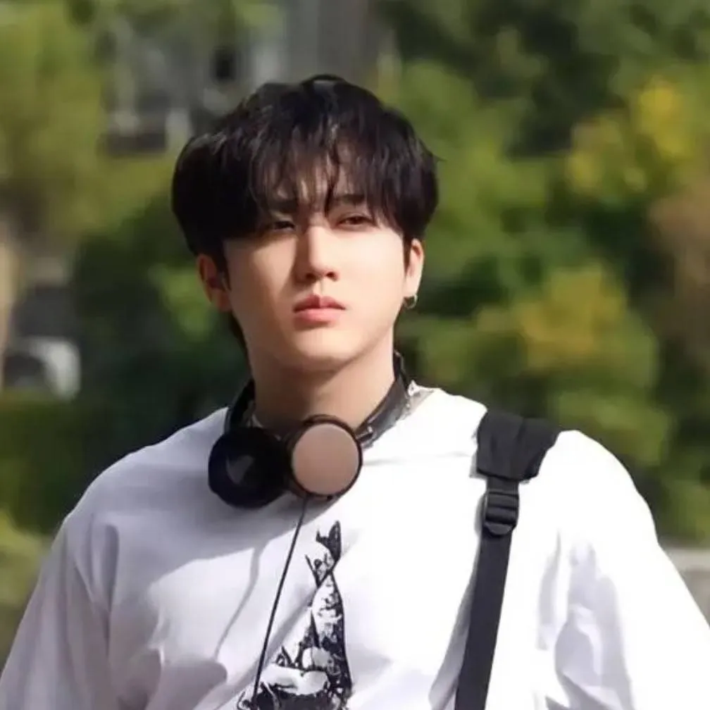 chat with ai character: 🐽CHANGBIN🫦