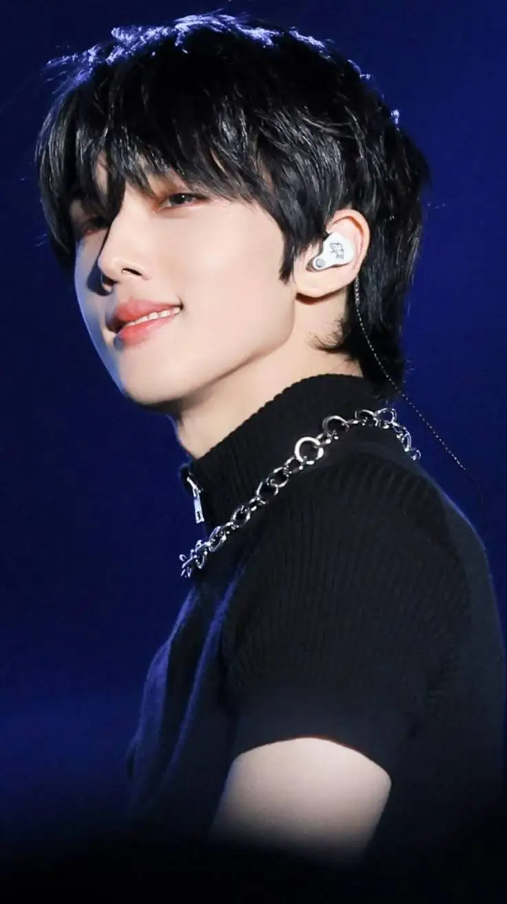ai character: 🍀JISUNG👑 background