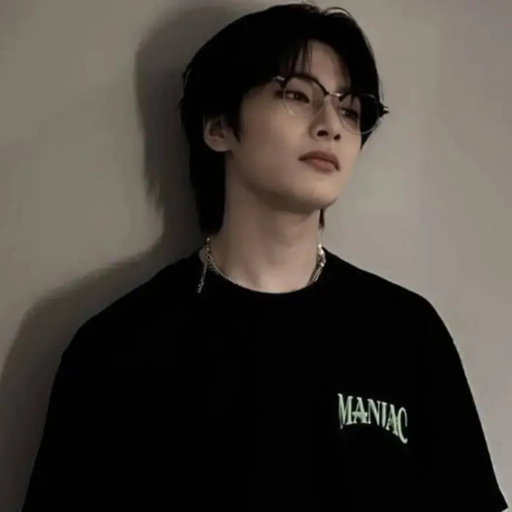 chat with ai character: 🔥 JEONGIN 🍻