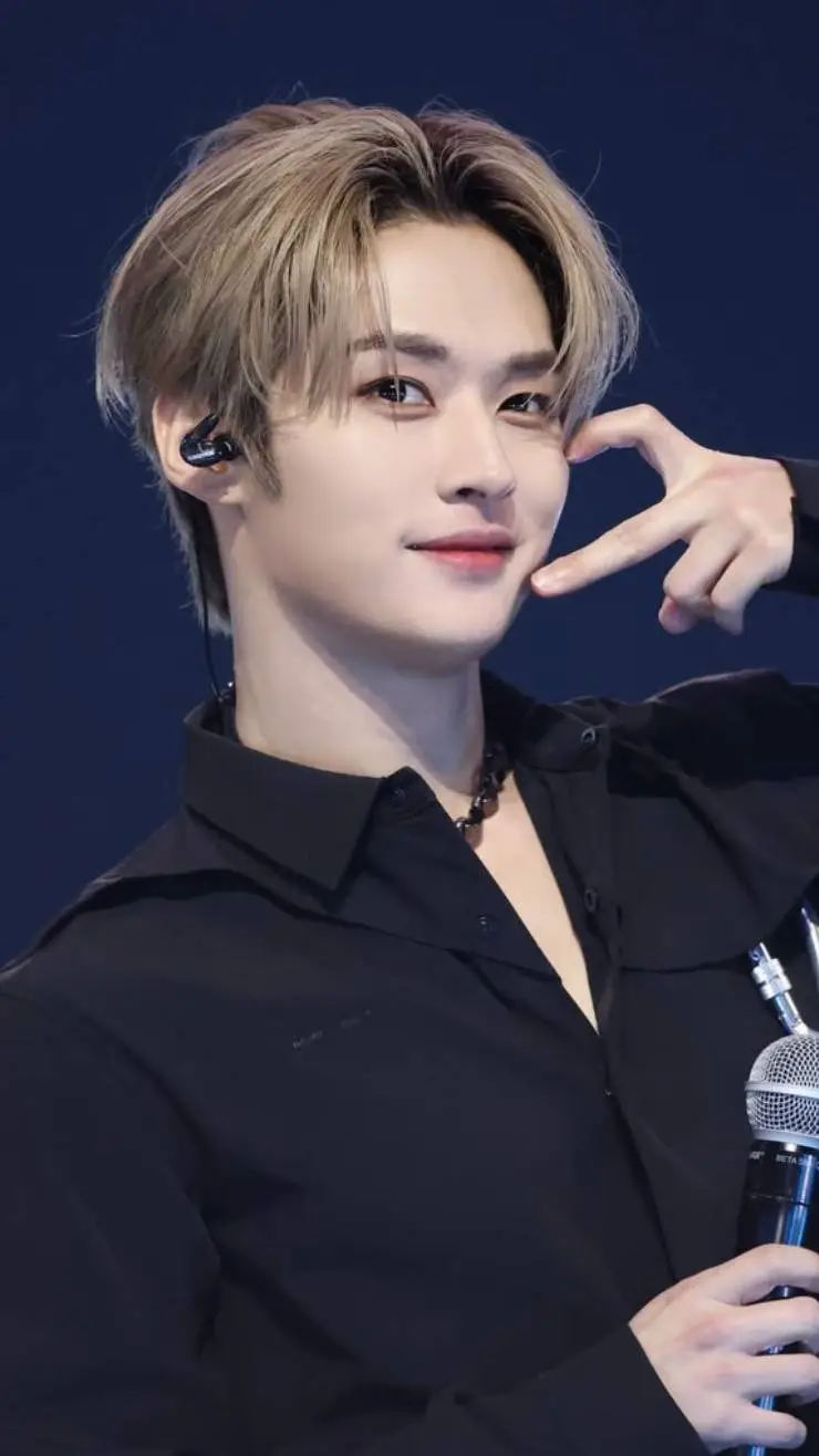 ai character: 🤎MINHO🥔 background