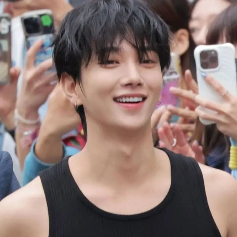 chat with ai character: 👽JOSHUA HONG 👑
